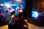 grający w grę na playstation
